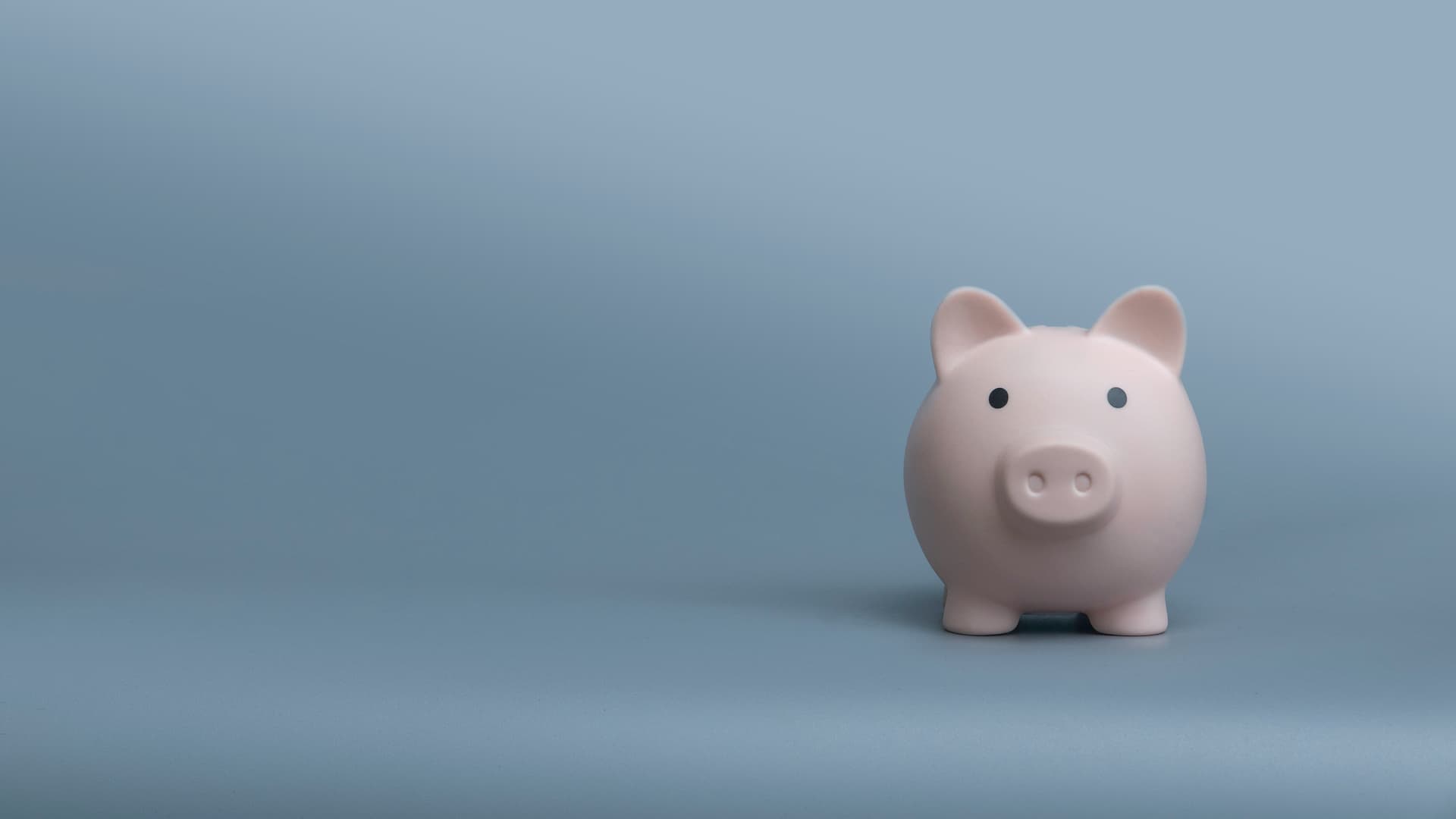 Tirelire cochon sur fond bleu